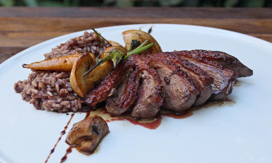 Magret de pato y risotto de prietas con salsa de balsmico trufado - urea Vitacura (en Hotel Acacias)